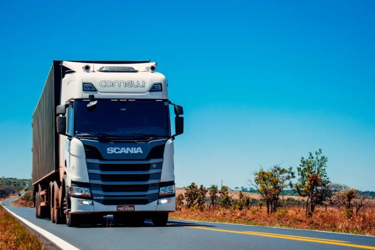 Autonomous delivery vehicle navigating city road using AI route optimization technology