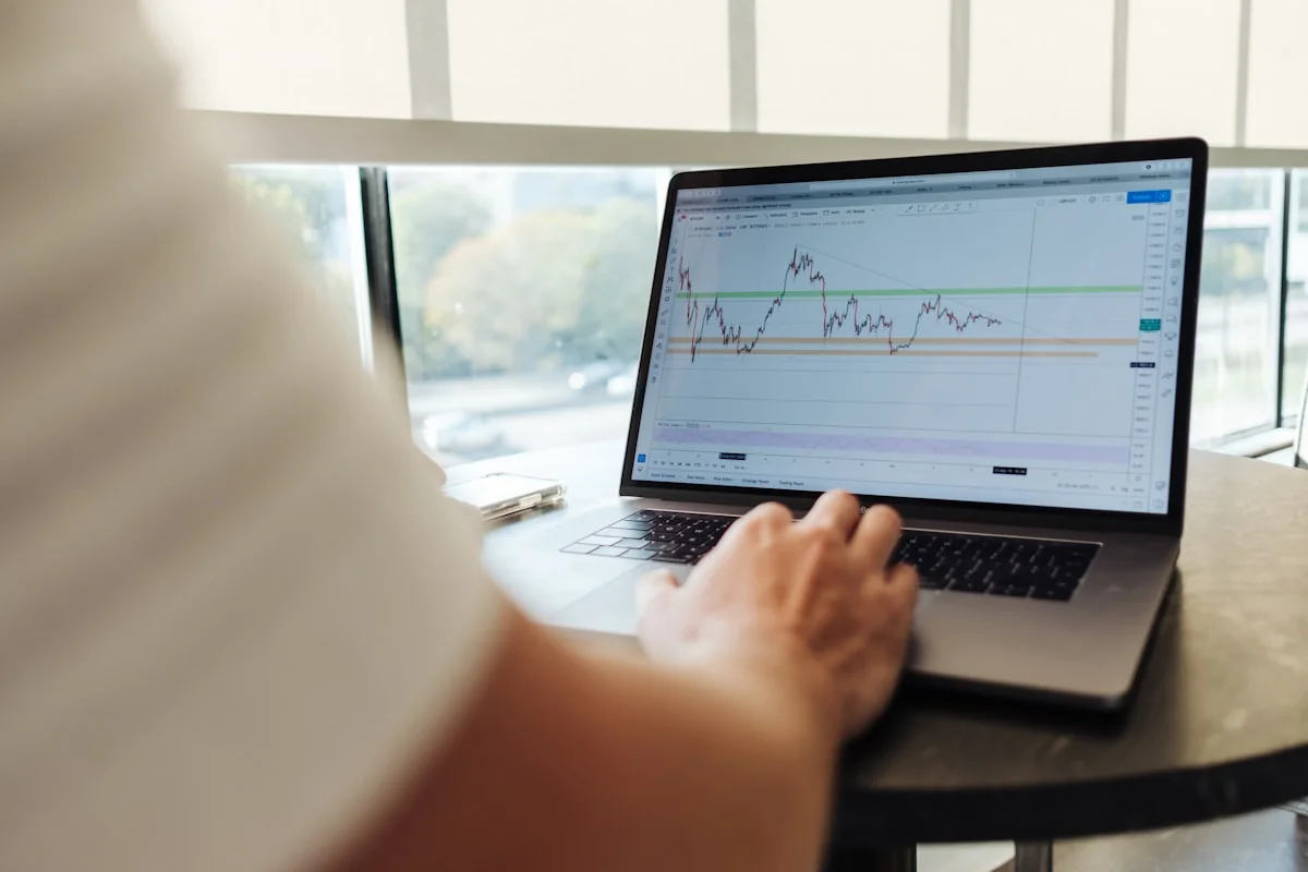 Surfer SEO content editor interface showing content score and optimization recommendations — review of Surfer SEO AI tool 20