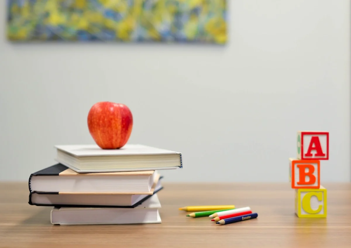 Students and teachers using AI-powered personalized learning technology in modern classroom 2026