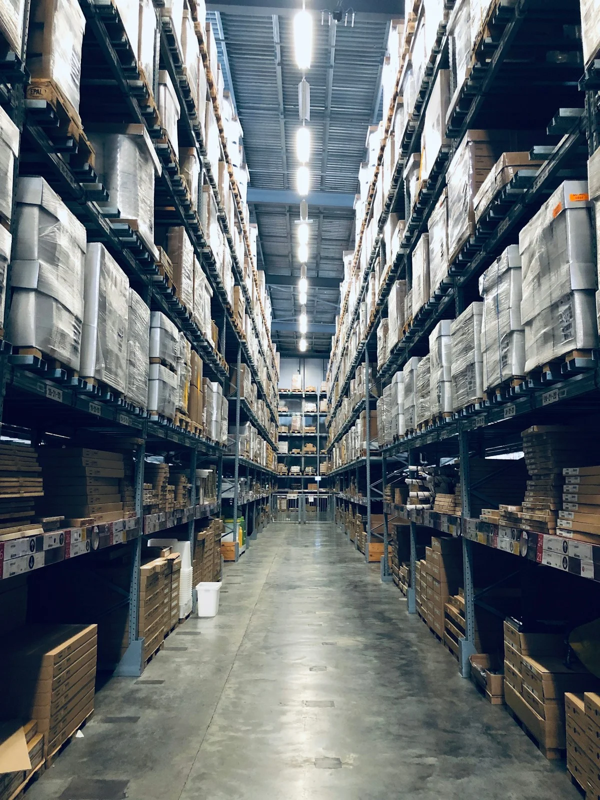Manufacturing supply chain manager using AI demand forecasting and inventory optimization system 2026