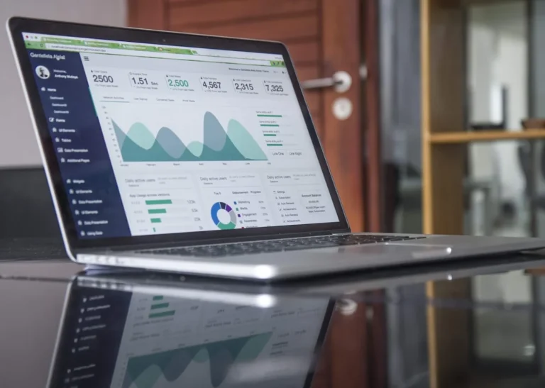 Business analyst comparing Looker Gemini Tableau Einstein and Power BI Copilot analytics 2026