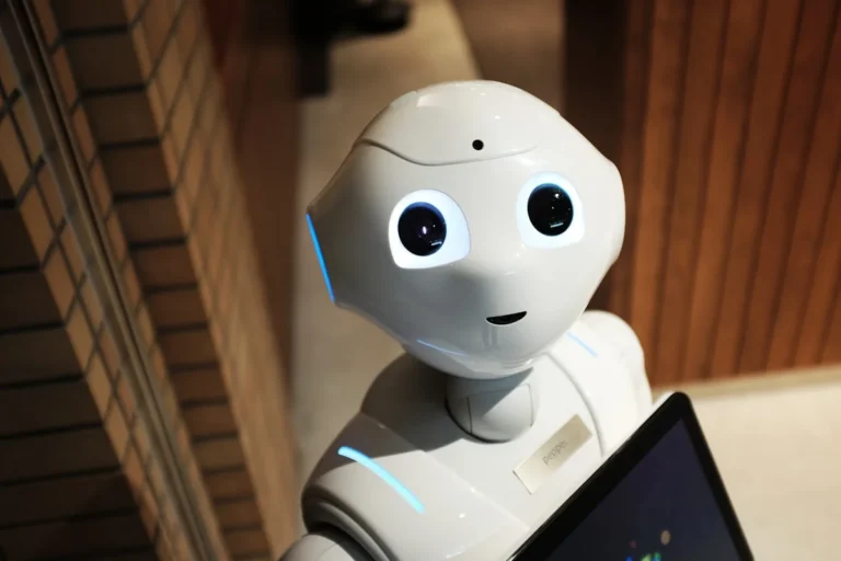 Comparison of best AI chatbots in 2026 showing Claude ChatGPT Gemini and Perplexity on screens