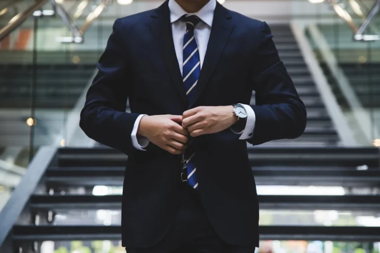 Business professional using Claude AI for high-ROI tasks contracts reports and strategic analysis 2026